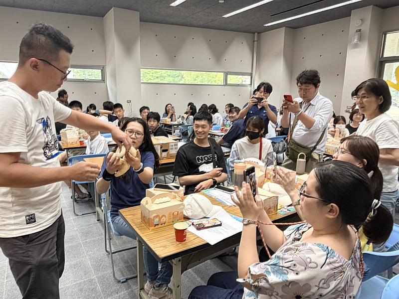 市府於建功高中校舍擴建工程現場辦理「生態檢核與都市友蛇環境教育」訓練課程。