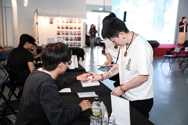 世新廣電畢展策展團隊在複合展推出套色印章闖關活動。（世新大學提供）