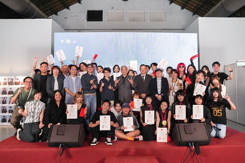 世新廣電學友會頒發傑新獎，得獎團隊與評審、校長陳清河合影。（世新大學提供）