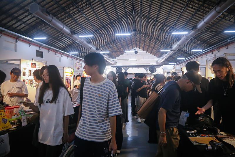 第32屆世新廣電畢展《青春不是白鷺》複合展移師松菸，展演規模同步放大。（世新大學提供）