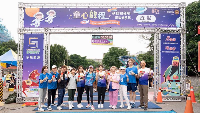 竹市普天宮關公盃畢業季路跑，高虹安市長為近800位跑友與畢業生加油送祝福。