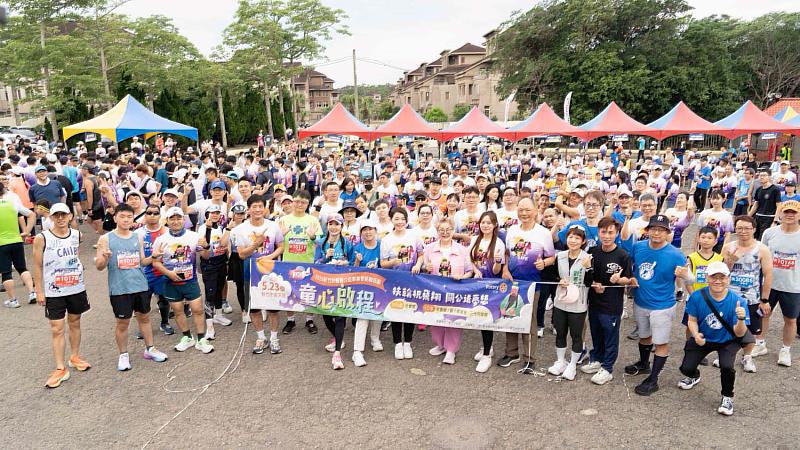 竹市普天宮關公盃畢業季路跑登場 高虹安市長為跑友與畢業生加油送祝福