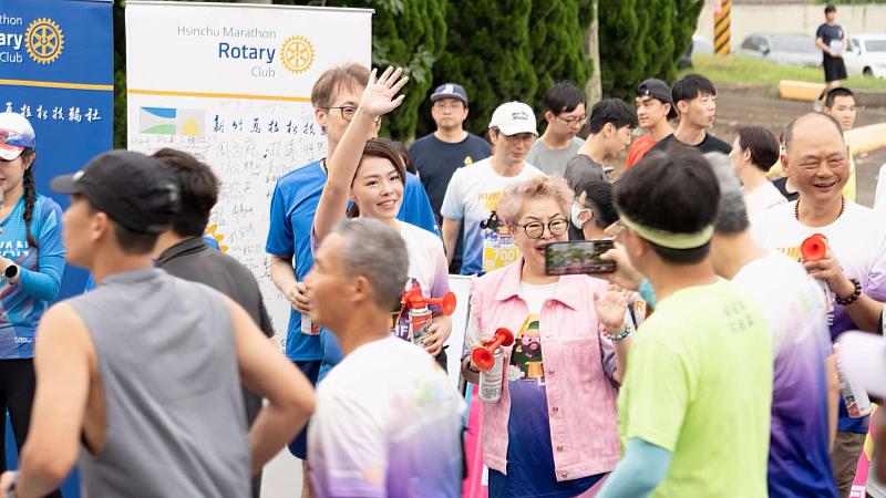 竹市普天宮關公盃畢業季路跑，高虹安市長為近800位跑友與畢業生加油送祝福。