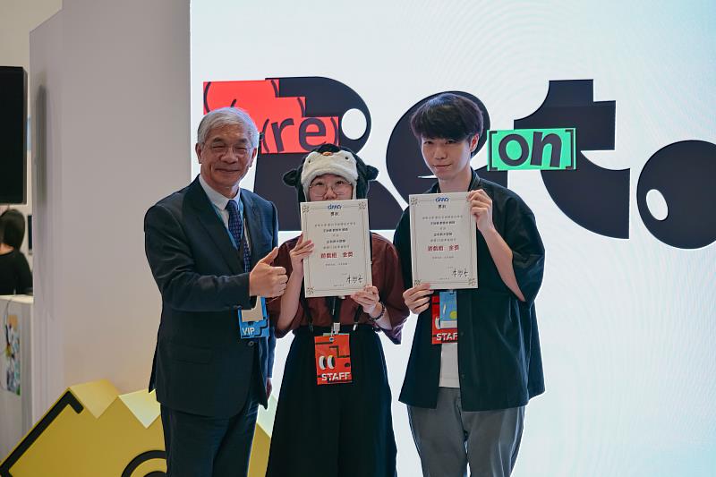 世新大學校長陳清河（左）頒發數媒系畢展遊戲組金獎予《企布斯大冒險》團隊。（世新大學提供）