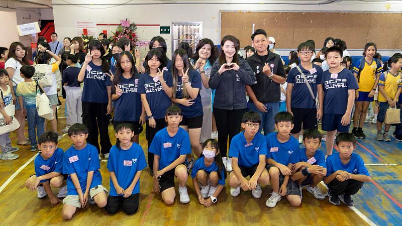 高虹安市長與孩子們合影互動。