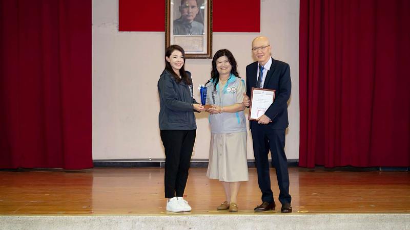 高虹安市長致贈感謝狀，與大庄國小校長許雅惠、新竹市牙醫師公會理事長黃俊仁合影。