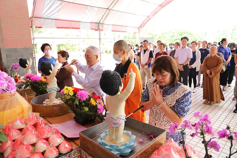 佛光山圓福寺於南華大學舉辦浴佛祈福活動，高俊雄校長與副校長、一級主管及教職員生虔心浴佛。