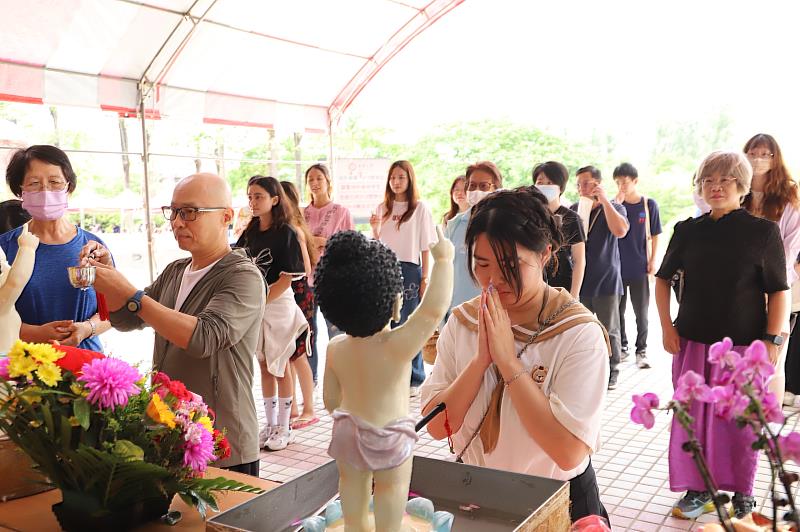 佛光山圓福寺於南華大學舉辦浴佛祈福活動，師生參與盛會虔心浴佛。