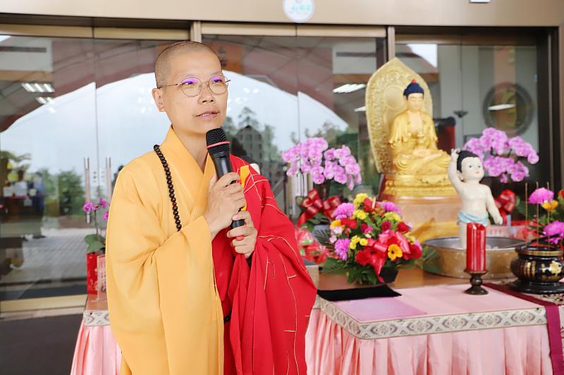 佛光山圓福寺於南華大學舉辦浴佛祈福活動，由圓福寺住持暨南華大學駐校董事覺禹法師主法，並介紹浴佛節的典故。