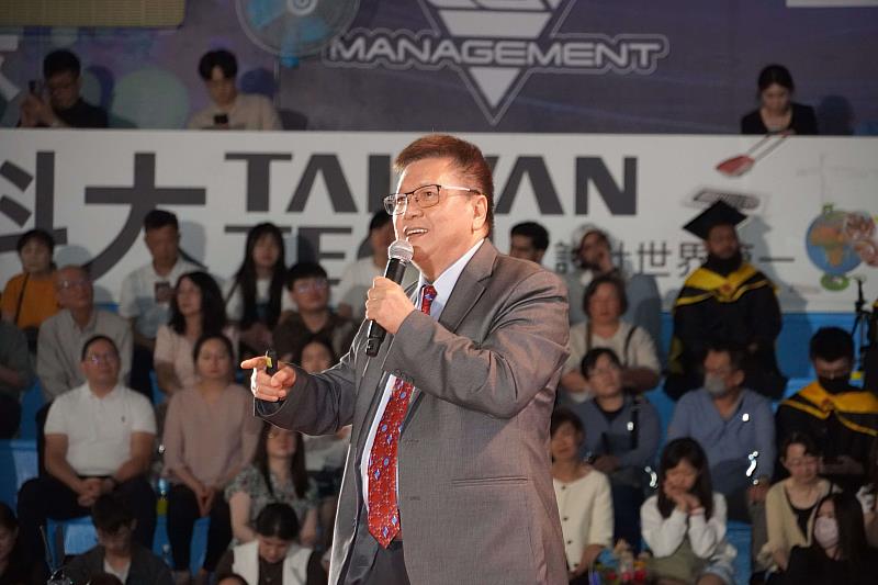 臺科大傑出校友-中興工程顧問公司陳伸賢董事長向台下的畢業生進行專題演講