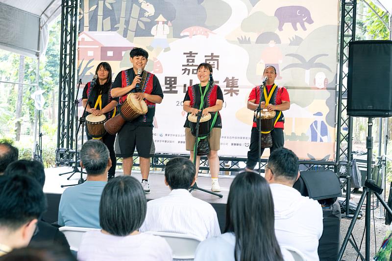 阿里山「珈雅瑪飛鄒鼓團」的震撼鼓聲，活絡市集氣氛。