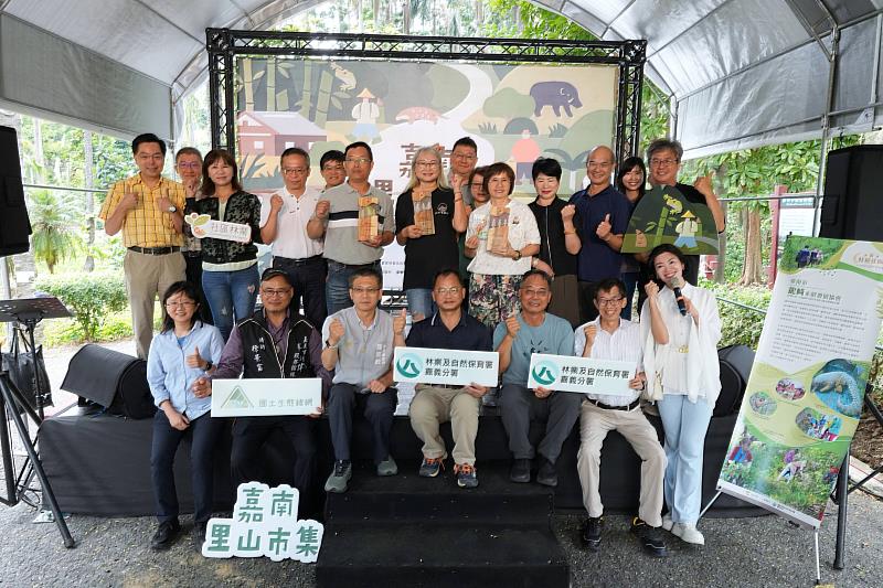 開幕式中特別頒發114年度社區林業績優社區獎項，肯定社區夥伴在保育工作上的貢獻。