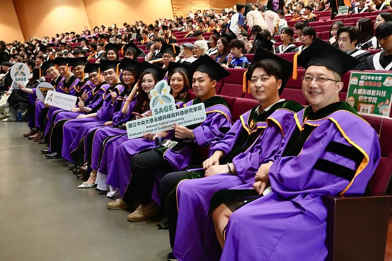 國立中央大學新成立的「永續與綠能科技研究學院」，今年迎來首屆的畢業生。