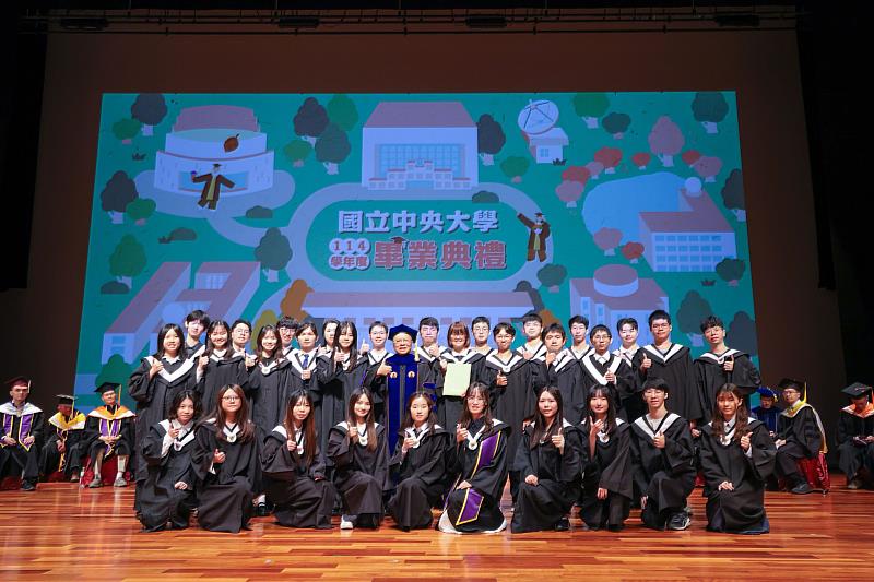 中央大學今年度大學部、碩士班和博士班共約3500位畢業生完成學業，校長蕭述三恭賀學子迎向人生新篇章。