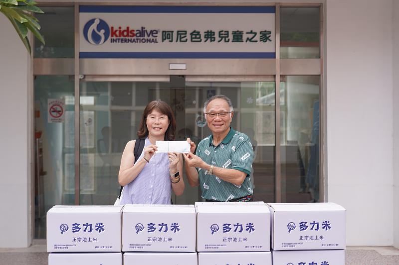 圖為仁大資訊董事長林士茵(左)代表捐贈新台幣10萬元予阿尼色弗兒童之家,由呂立漢院長(右)代表受贈。