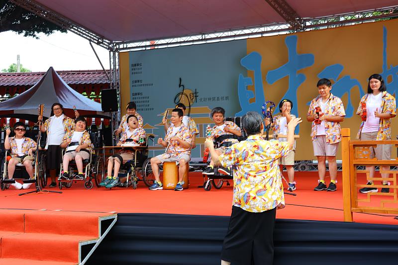 敏道家園的身心障礙院生在老師指揮下帶來「台灣組曲」表演，樂音動人。