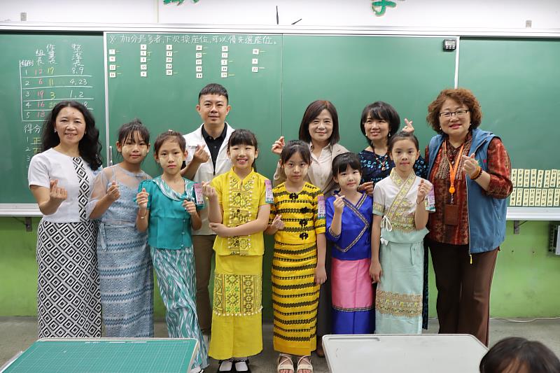張榮發基金會執行長鍾德美（第2排左2）與新北市教育局專門委員林奕成（第2排左1）、教育局新住民國際文教科林玉婷科長（第2排右2）、秀朗國小曾秀珠校長（第2排右1）及緬甸語文組競賽師生合影。