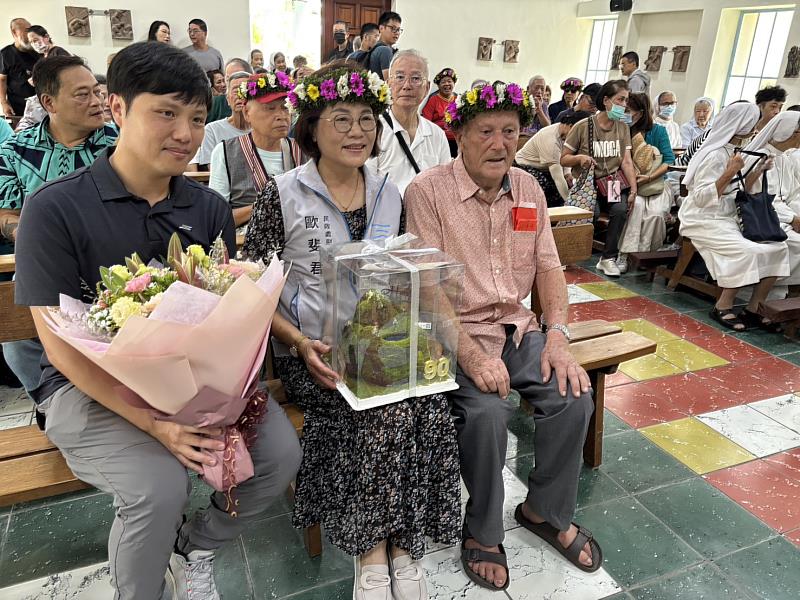 歐思定修士90大壽溫馨慶生 臺東縣府贈特製蛋糕表敬意