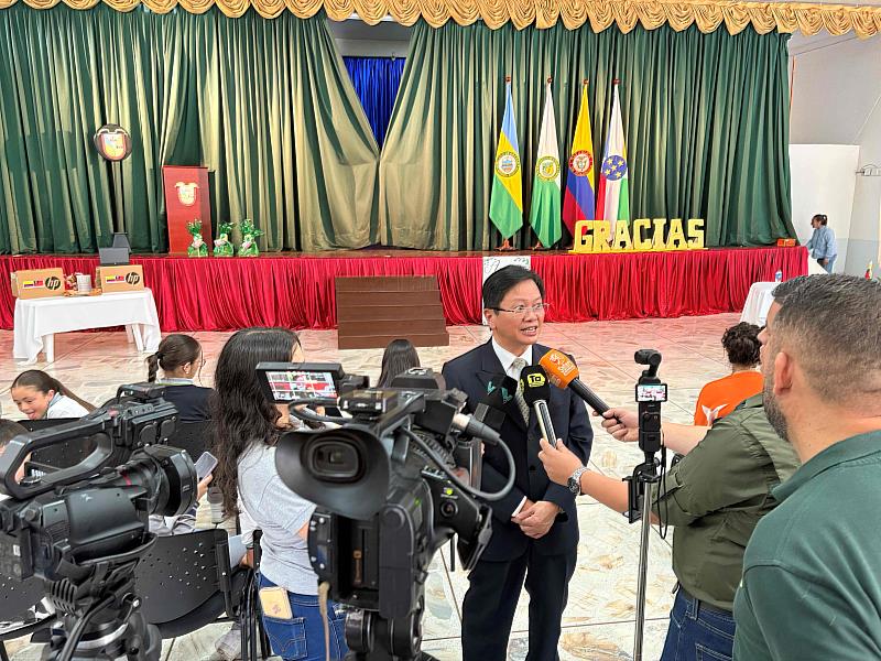 朱公使接受Teleantioquia等媒體採訪