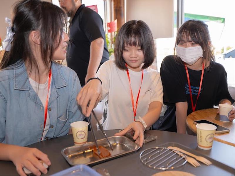 新竹數位實中學生於李記烏魚子館體驗炙燒烏魚子