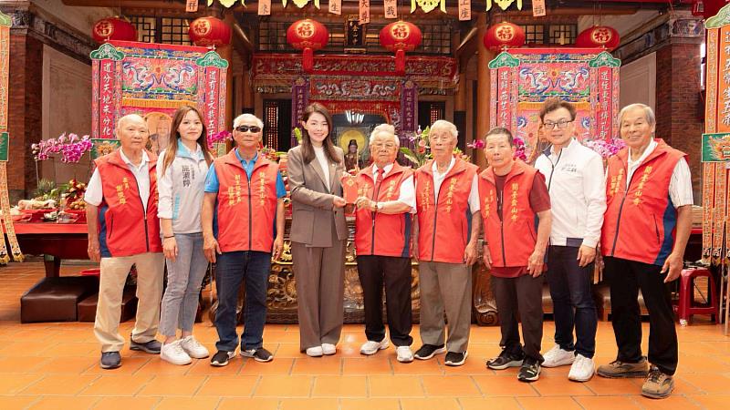 市長高虹安致贈香油給開臺金山寺。
