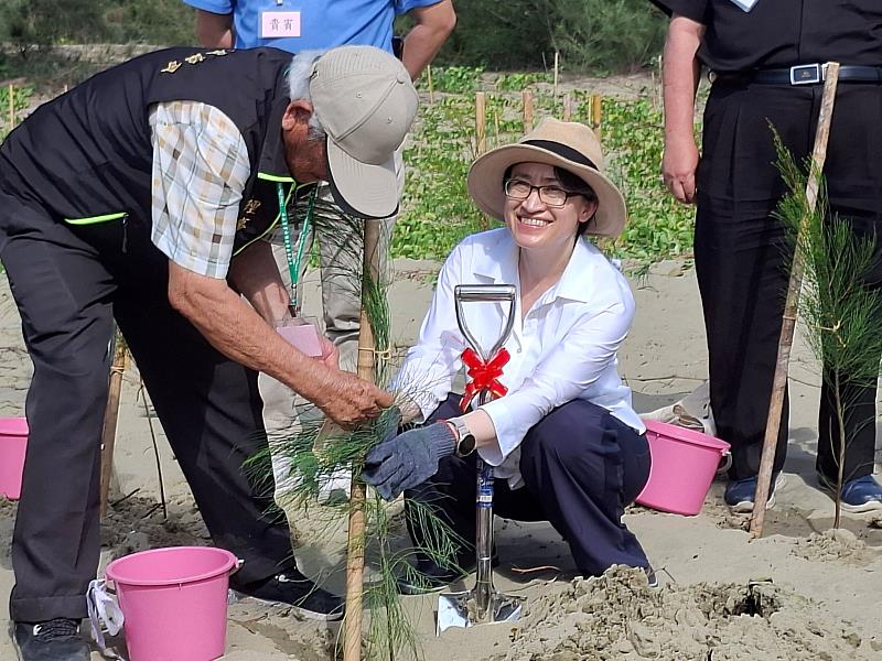 副總統在教會長老蔡信得協助下種植木麻黃