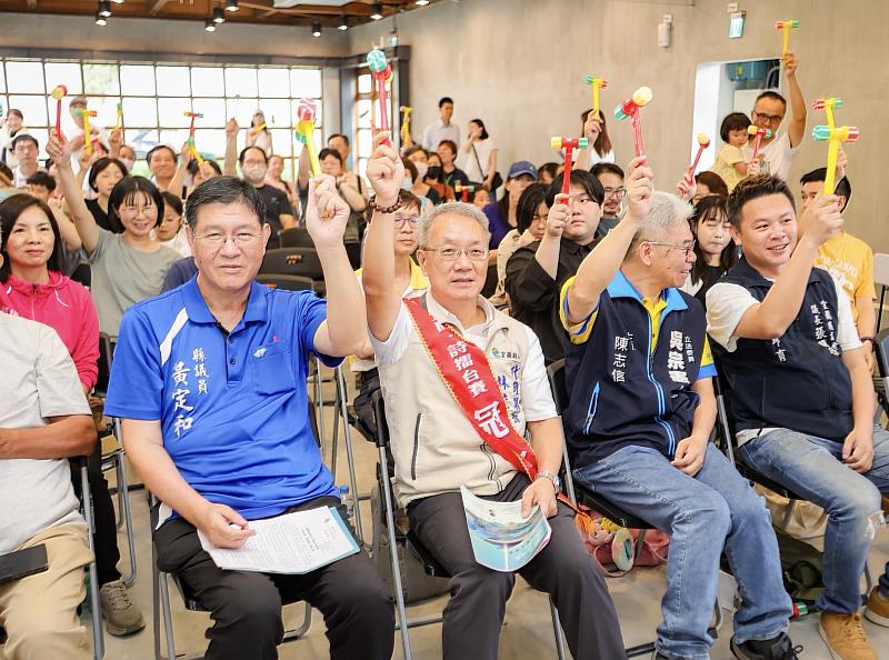 林茂盛代理縣長與現場貴賓熱烈參與現場計分投票。
