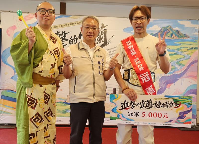 林茂盛代理縣長與冠軍柯蘿緹(左)及亞軍林恕全（唐墨）合照。(右)