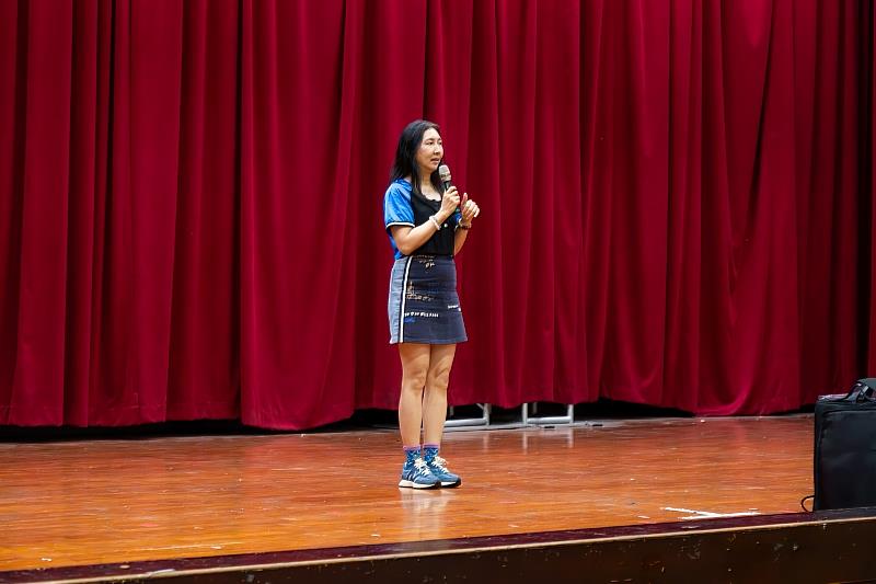 南臺科大學務長鄭淑真教授出席「三皿盃」瓶蓋棒球全國錦標賽，勉勵選手發揮運動精神、深化校際交流。