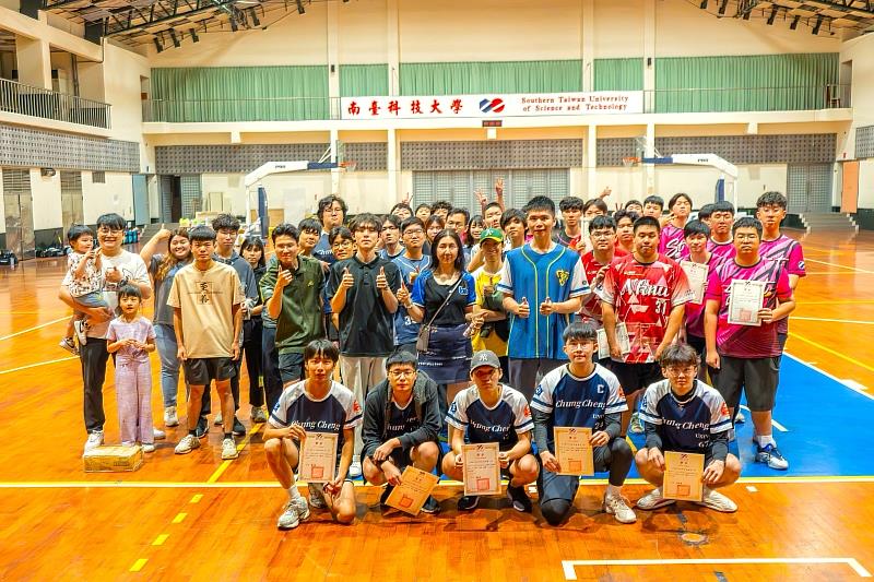 南臺科大「三皿盃」瓶蓋棒球全國錦標賽得獎隊伍合影,共同見證瓶蓋棒球新紀元。