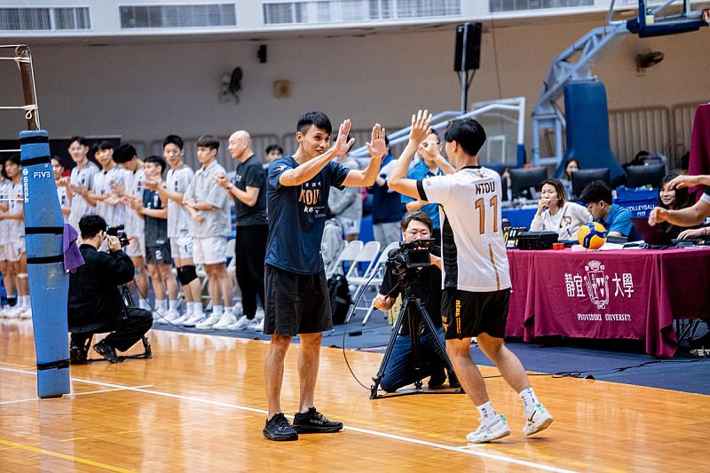 11號吳謙與張建邦教練擊掌。