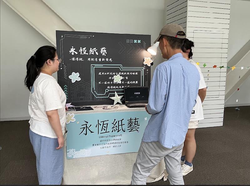 數位系應屆畢業生向民眾解說作品