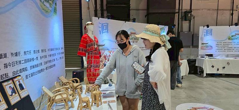 文藻應華系黃湘婷同學向觀展民眾解說手工藤椅製作過程