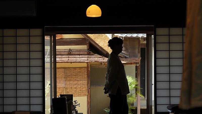 在古意盎然、深具日本禪意的天眼草堂內行禪。（圖由靈鷲山佛教教團提供）
