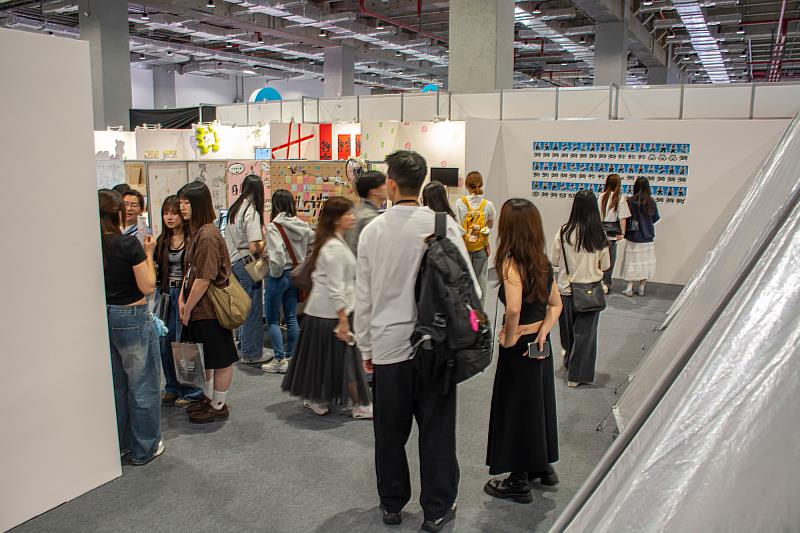 世新大學圖傳系第32屆畢業展《年筋人》在新一代設計展展出部分團隊作品。(世新大學提供)