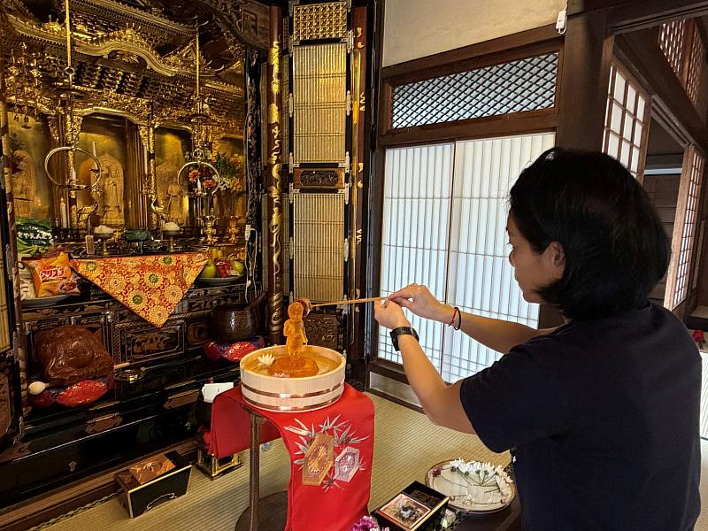 草堂布置悉達多太子佛像供大眾浴佛。（圖由靈鷲山佛教教團提供）