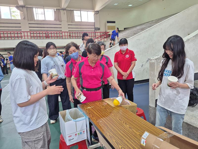 高醫大學生設計多元互動關卡，陪伴長者在遊戲中動腦、動手、動身體