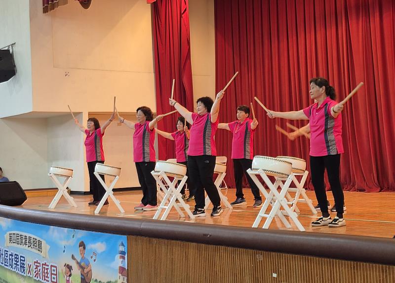旗津巷弄站長者登台演出，展示學習成果