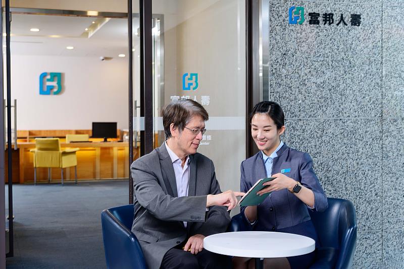 富邦人壽「行動投保一鍵簽」驗證身分與確認文件後,以OTP即可完成文件簽署;也導入AI打造「核保智能助理」與「理賠智能助理」與同仁協作,加速作業效率。