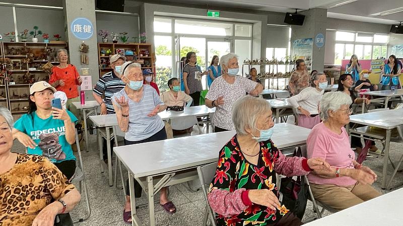 育達科技大學師生帶領水尾社區長輩做伸展操