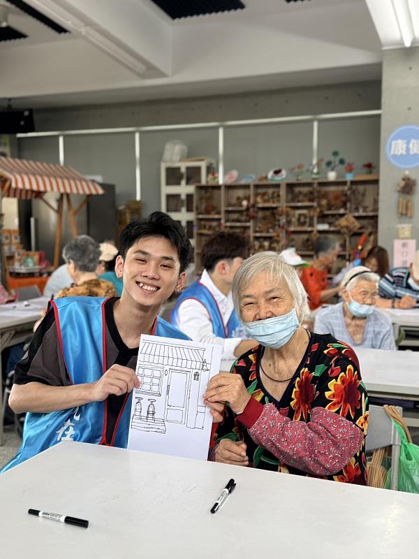育達科大越南生與水尾社區長輩共同描繪圖畫開心合影