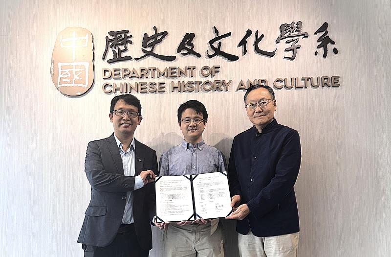 元智大學與香港理大簽署MOU。圖為理大杭行副院長(左)元智大學中語系何威萱系主任及理大韓孝榮系主任(右)合影