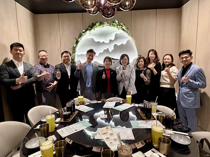 多位僑青與專業人士與李姸慧合影