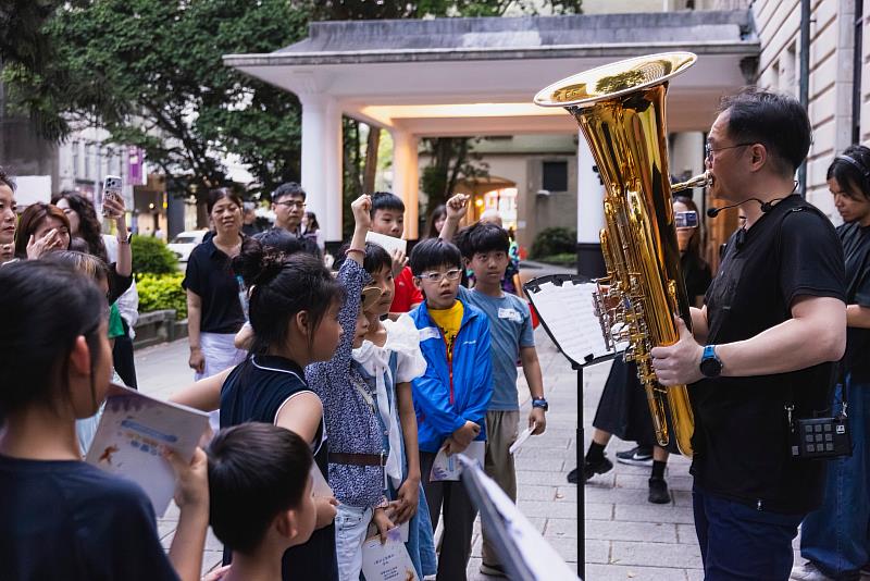 低音號首席蔡孟昕解密樂器構造，現場示範震撼音色，逗得孩子笑聲不斷。