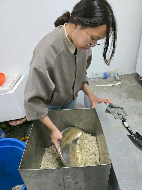 陳采蘋在校內進行實作，將實驗所需的魚鱗前置處理