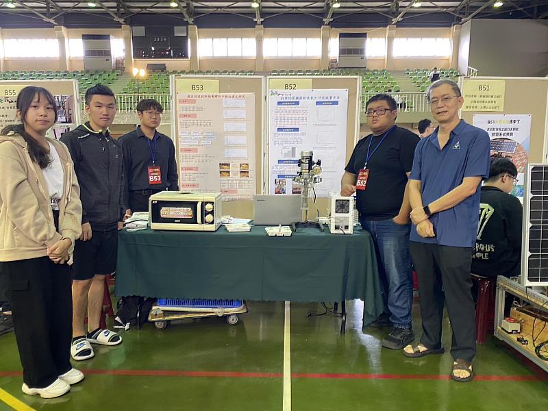 陳采蘋(左1)與組員參與萬潤2024創新創意競賽獲得佳作