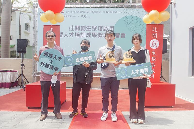 陳采蘋(右1)參與「111 年度人才培訓暨媒合計畫跨域人才 升級未來創新競賽」獲得淨零碳排綠色創新組第三名