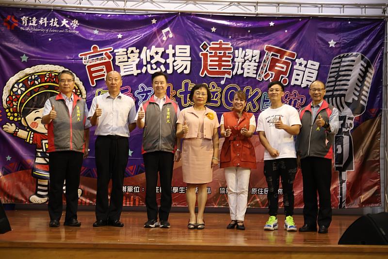 校外評審委員跟師長們合照，自由音樂張家福老師(右2)，苗栗縣原住民阿美族文化傳統事務協會葉維玲老師(右3)，中興商工林士敦校長(左2)