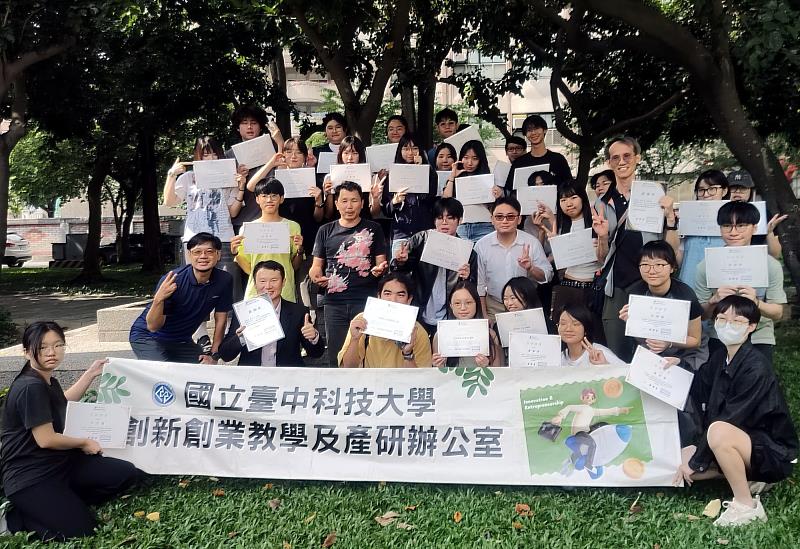 工作坊最後一天進行成果發表與評選，學生完成提案簡報後與師長合影，展現跨校合作與設計思考實作成果。