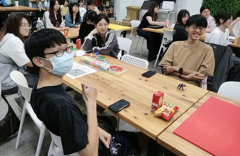學生於設計工坊中進行小組討論，透過資料整理、概念發想與提案修正，將前期參訪觀察轉化為具體的創新服務設計方案。